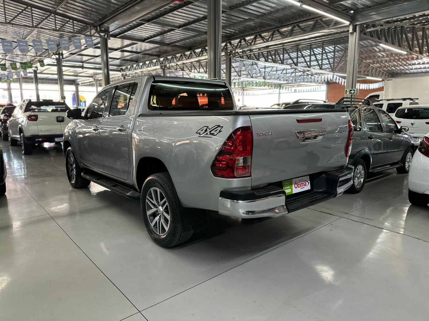 TOYOTA HILUX SRX 2.8 4X4 DIESEL AT - Foto 8