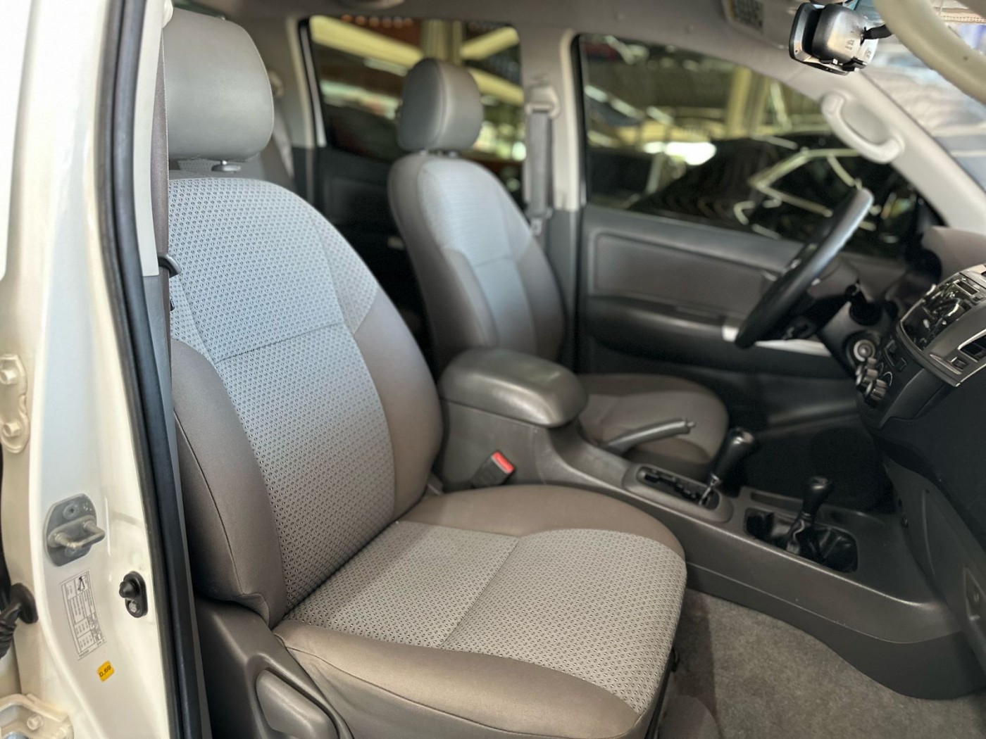 TOYOTA HILUX 3.0 SR DIESEL 4X4 AUTOMATICA - Foto 4