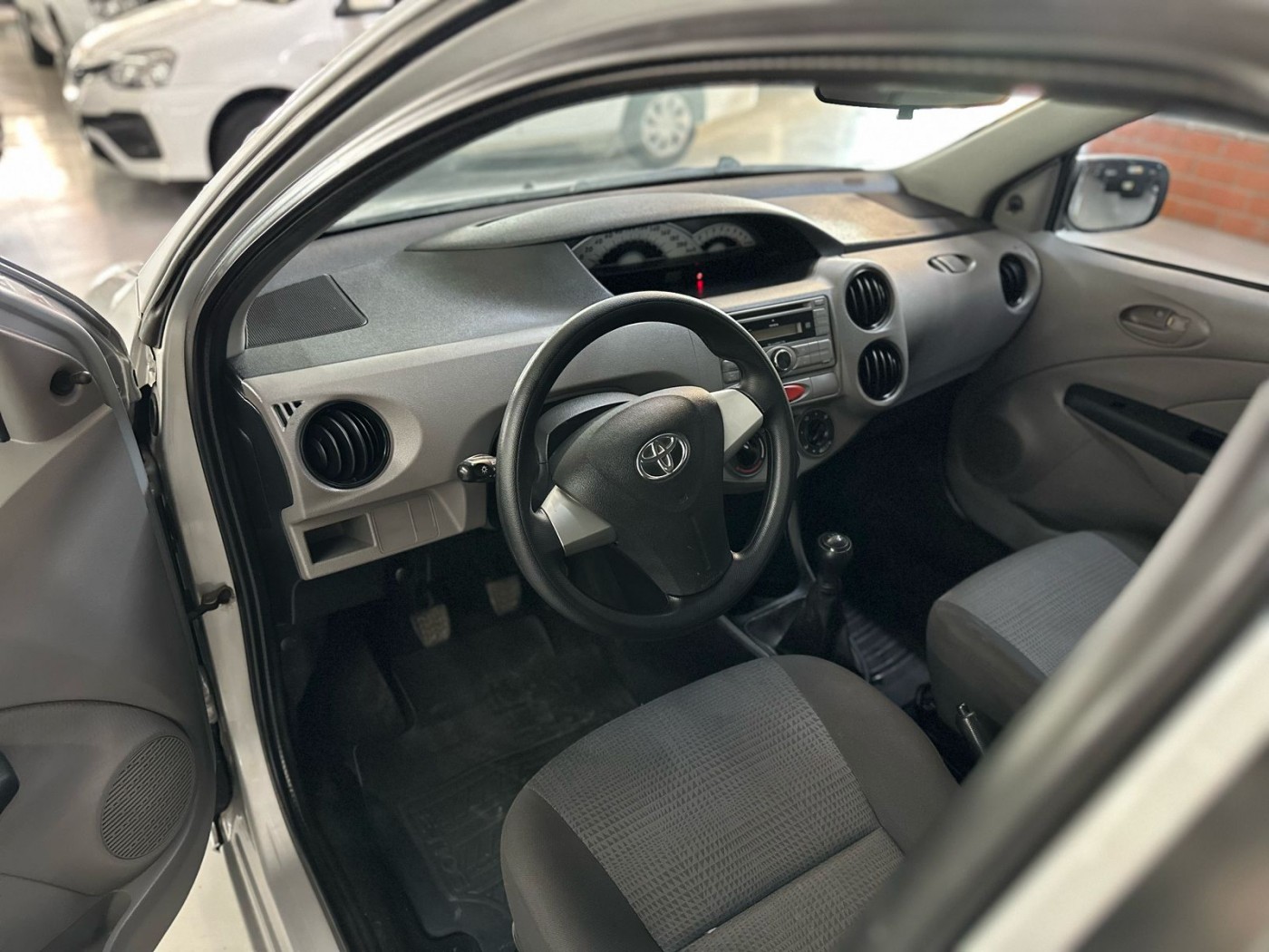 TOYOTA ETIOS XS SEDAN 1.5 - Foto 3