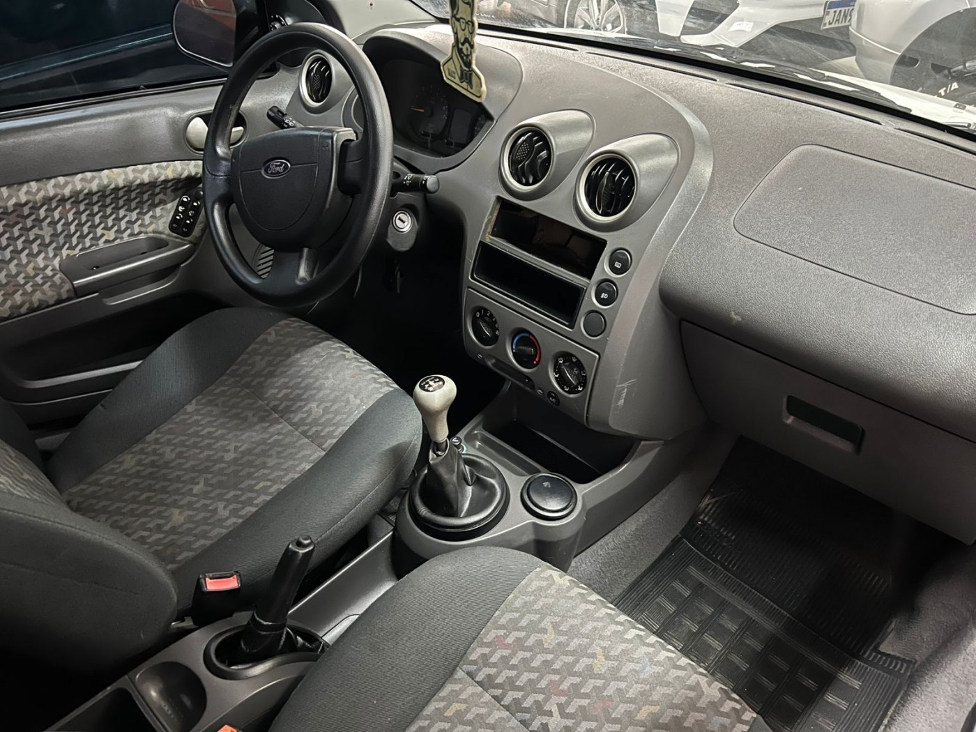 FORD FIESTA 1.6 2004 - Foto 3
