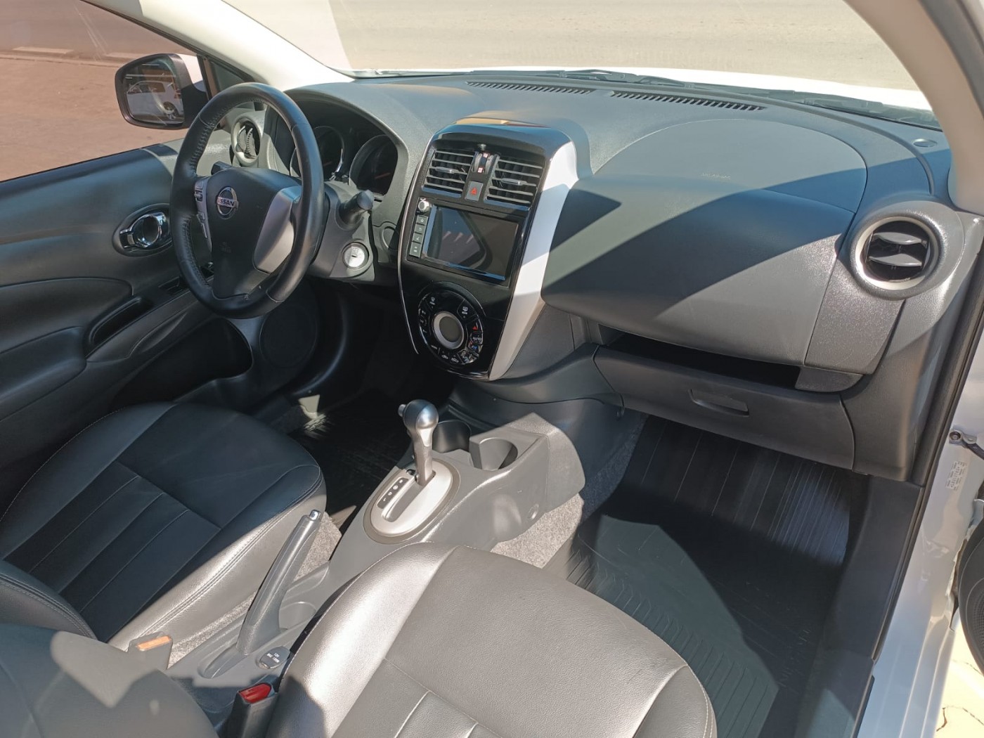 NISSAN VERSA SL 1.6 - Foto 4