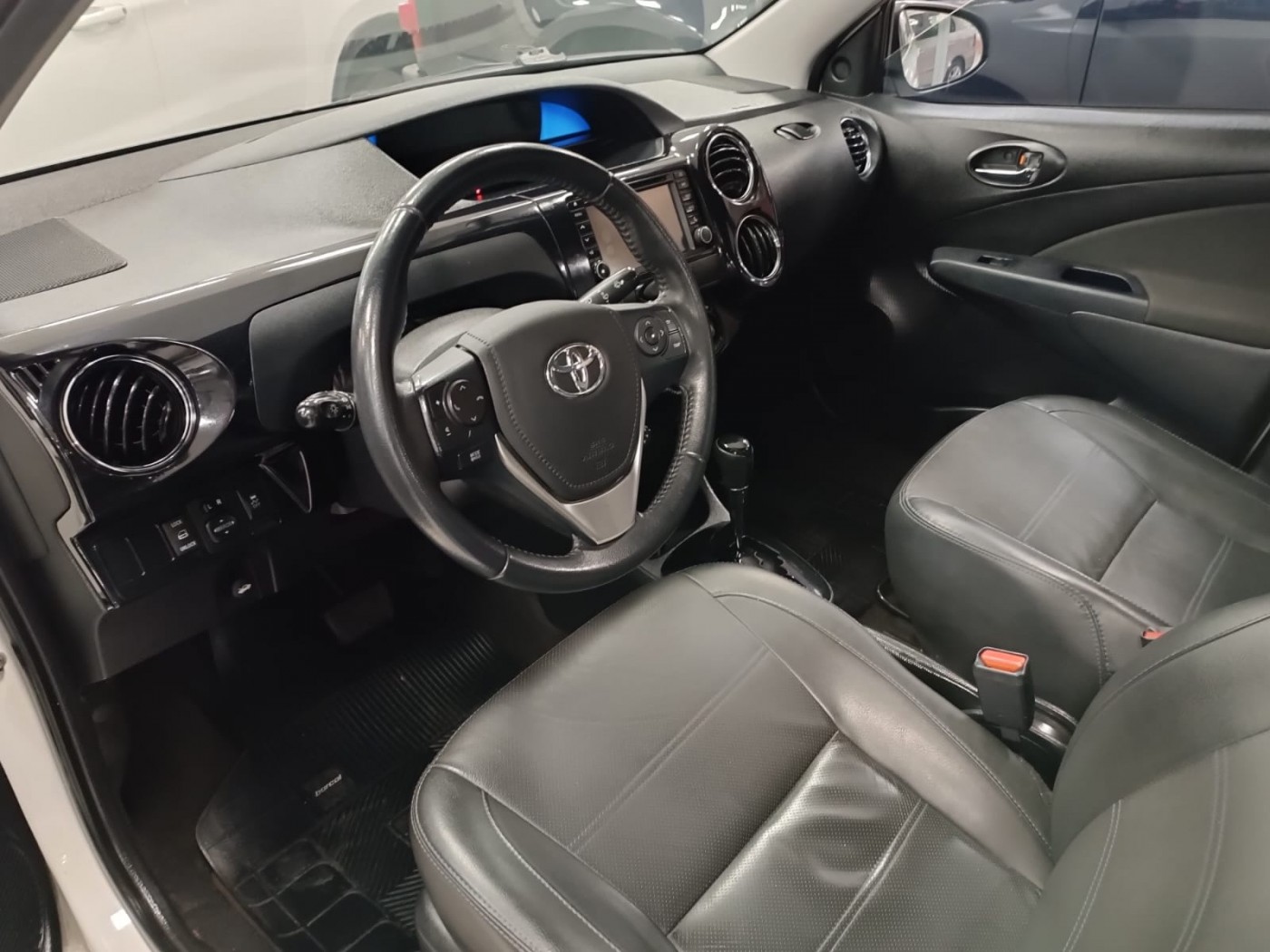 TOYOTA ETIOS PLATINUM 1.5 - Foto 3