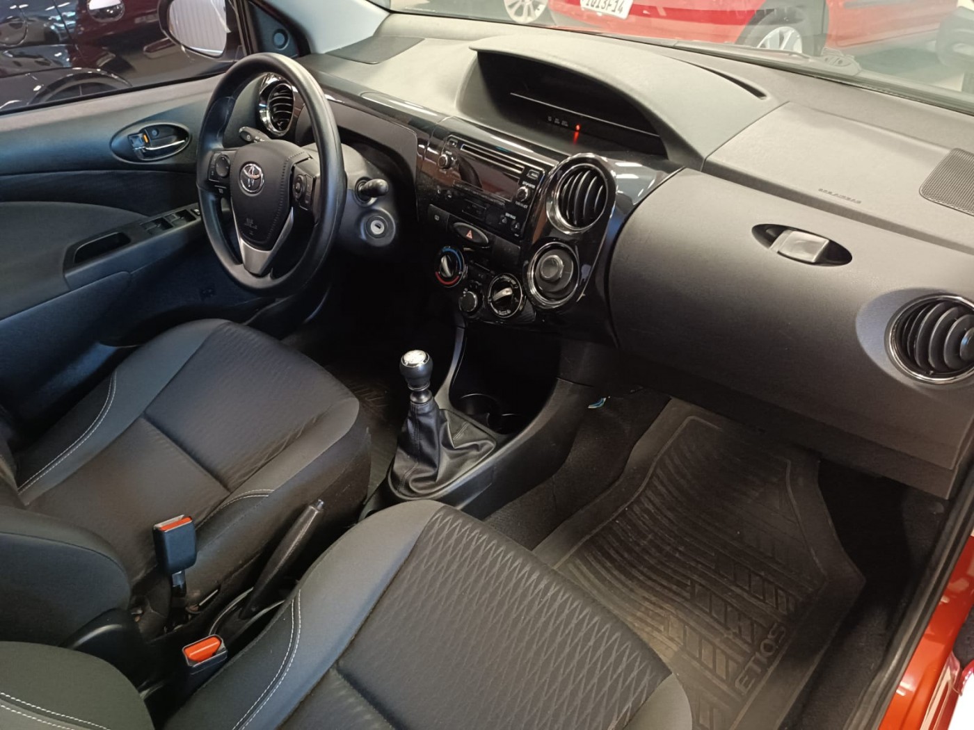 TOYOTA ETIOS XS 1.5 - Foto 4