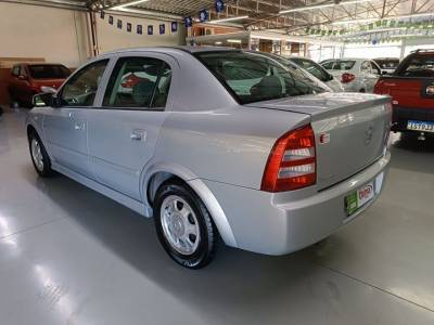 GM ASTRA SEDAN 2.0 - Foto 8